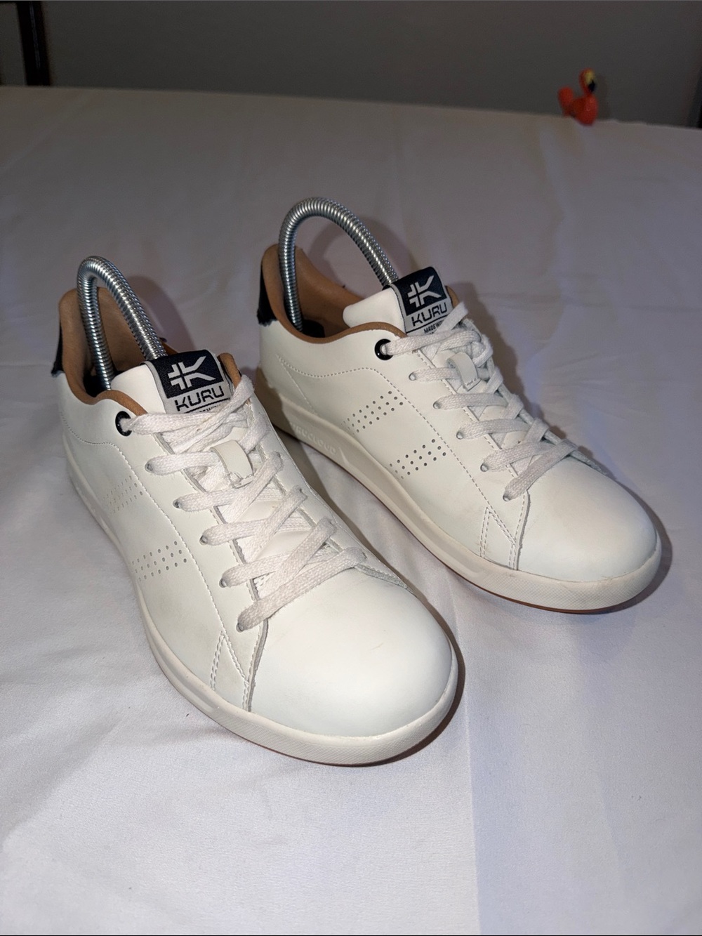 White Kuru Sneakers SZ 7 Medium EUC